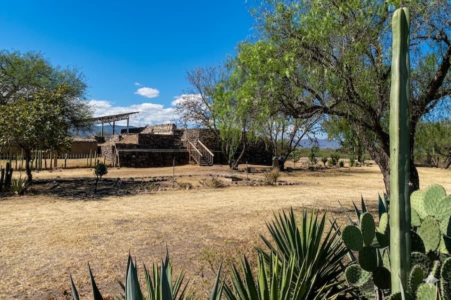 Zona Arqueológica de Lambityeco y bustos de Cocijo