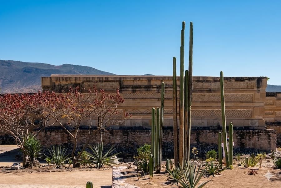 Zona Arqueológica de Mitla y sus famosas grecas de piedra